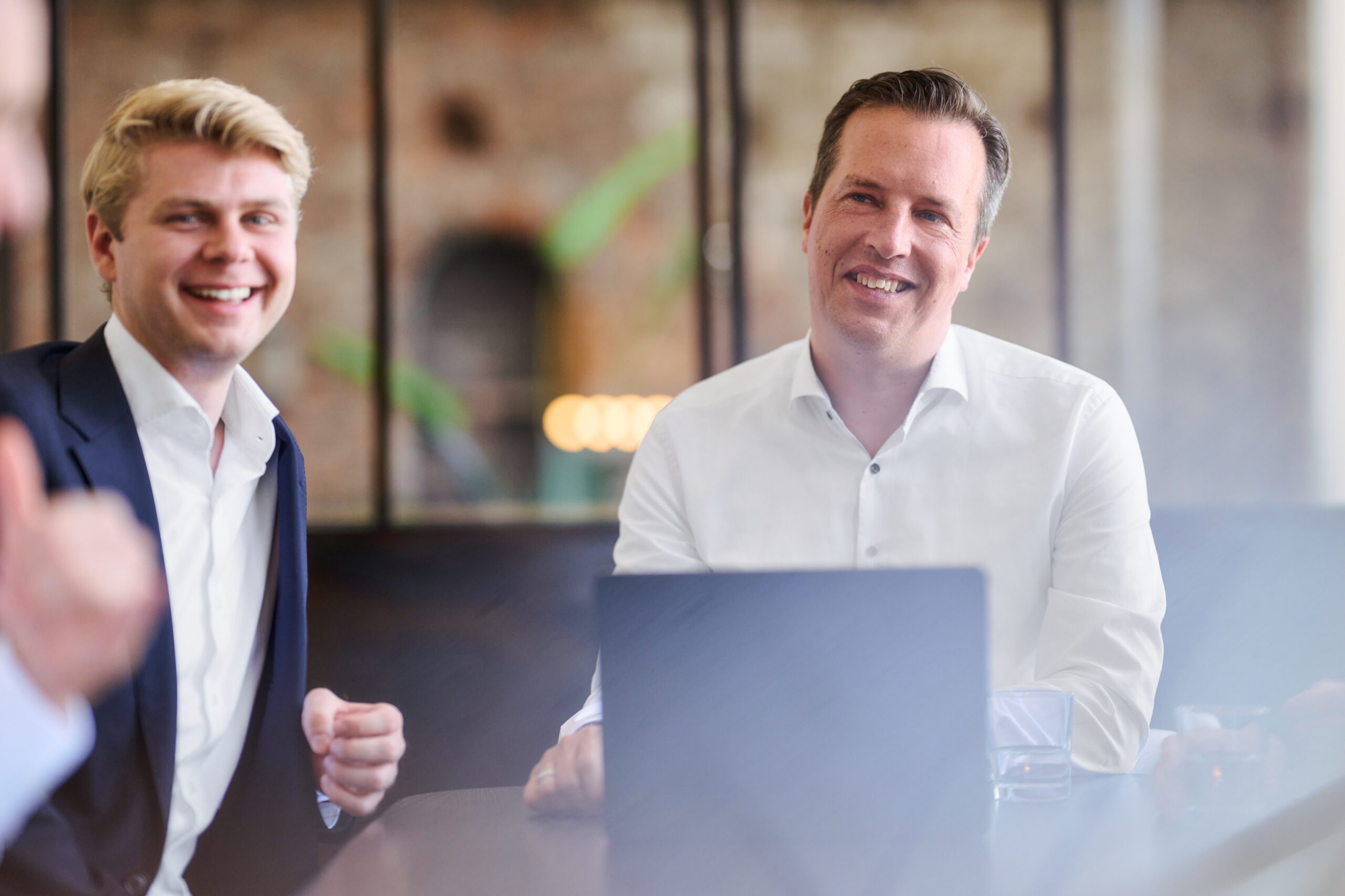 Mitarbeitende lachend im Dialog